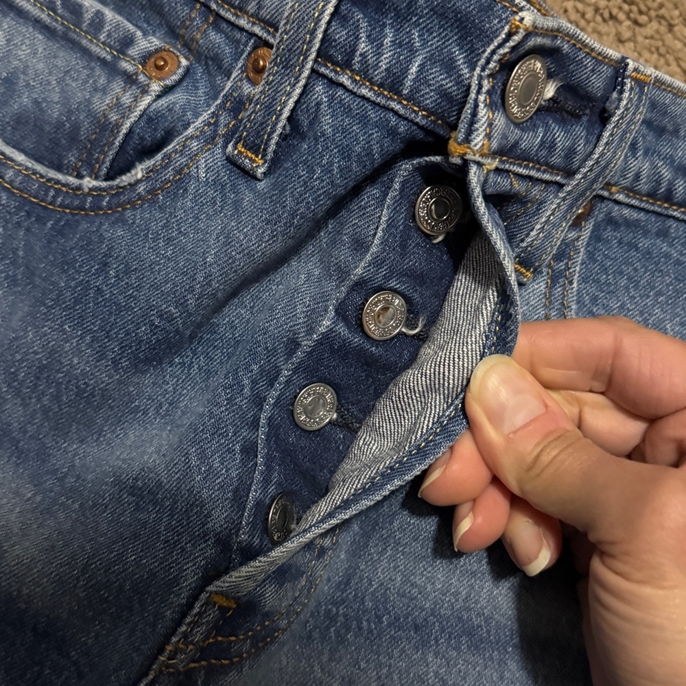 Levi’s 501 Skinny Distressed Jean-Tagged 26x30 Wmns size-Med Wash-99 Cotton-EUC - Picture 11 of 15